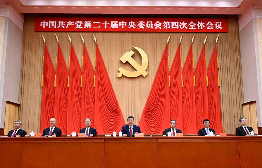 ??中國(guó)共產(chǎn)黨第二十屆中央委員會(huì)第四次全體會(huì)議，于2025年10月20日至23日在北京舉行。這是習(xí)近平、李強(qiáng)、趙樂(lè)際、王滬寧、蔡奇、丁薛祥、李希等在主席臺(tái)上。